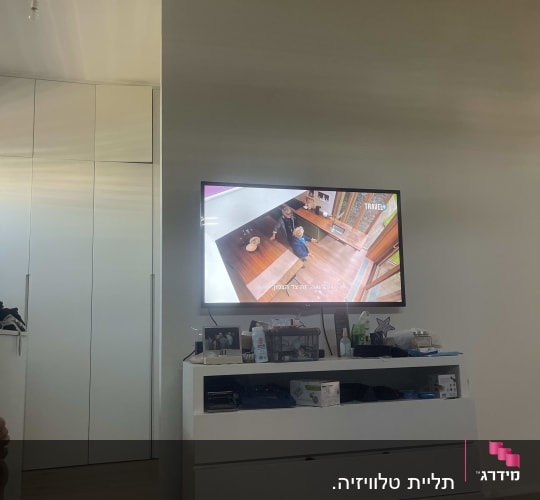 תליית טלוויזיה.